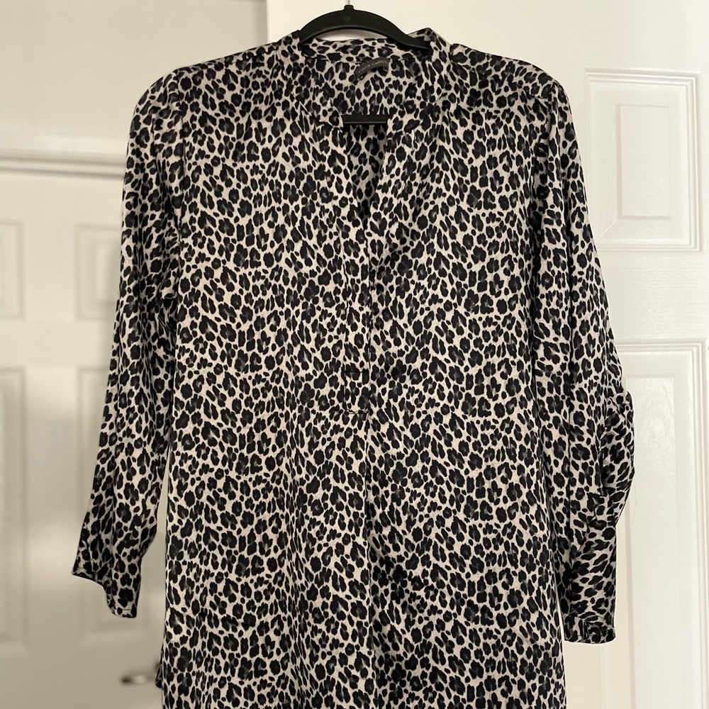 Elegant Vince Camuto leopard print